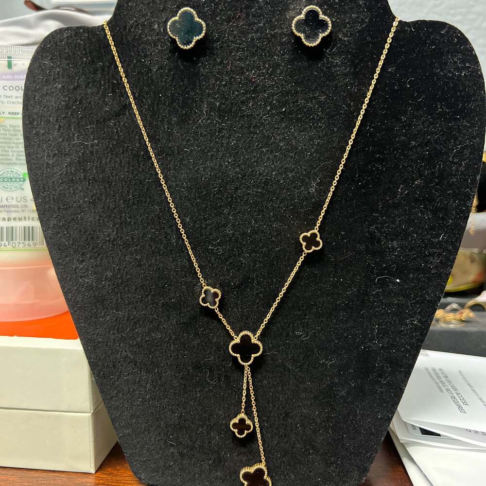 Elegant Black Four-Leaf Clover necklace New